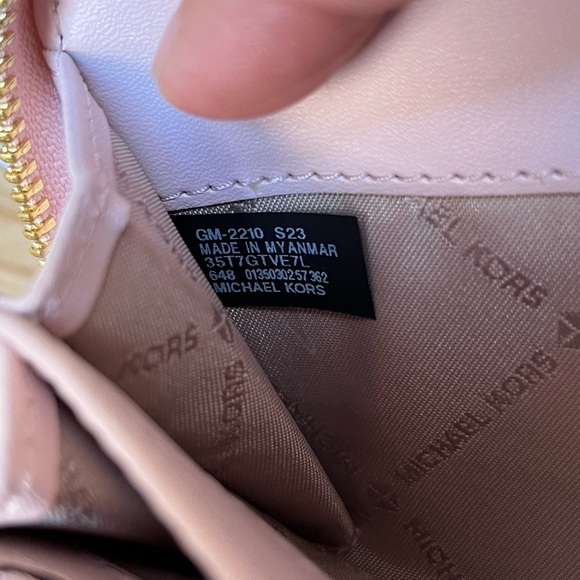 Michael Kors Wallet🎈🎈 - Picture 7 of 7